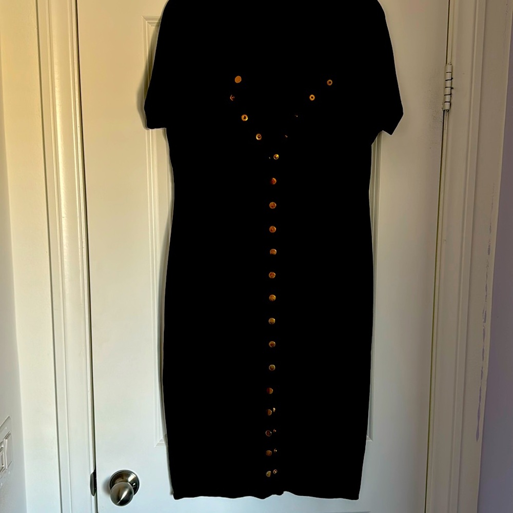 Black form fitteding button dress